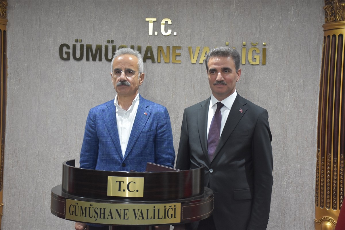 Ulaştırma ve Altyapı Bakanı Abdulkadir Uraloğlu (solda), Gümüşhane'de, Vali Aydın Baruş'u (sağda)...