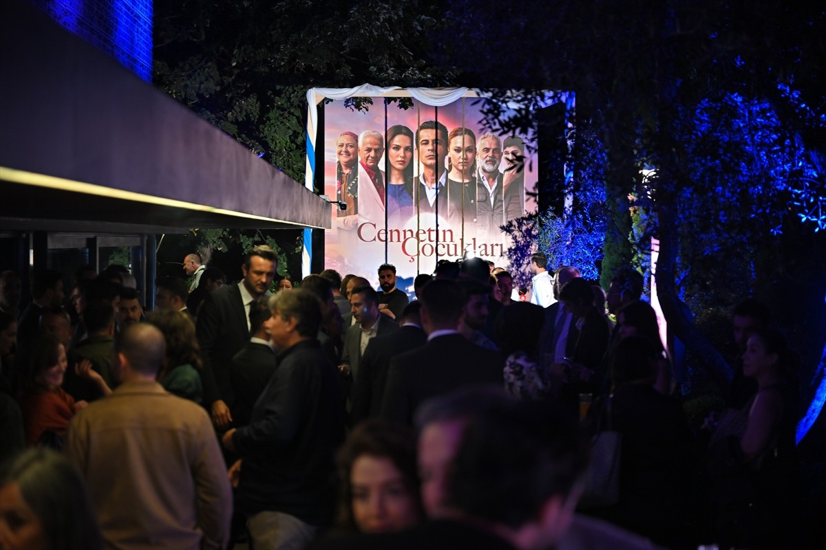 Umut dolu bir yolculuğu ekranlara taşıyan TRT 1'in yeni dizisi "Cennetin Çocukları", ilk bölümüyle...