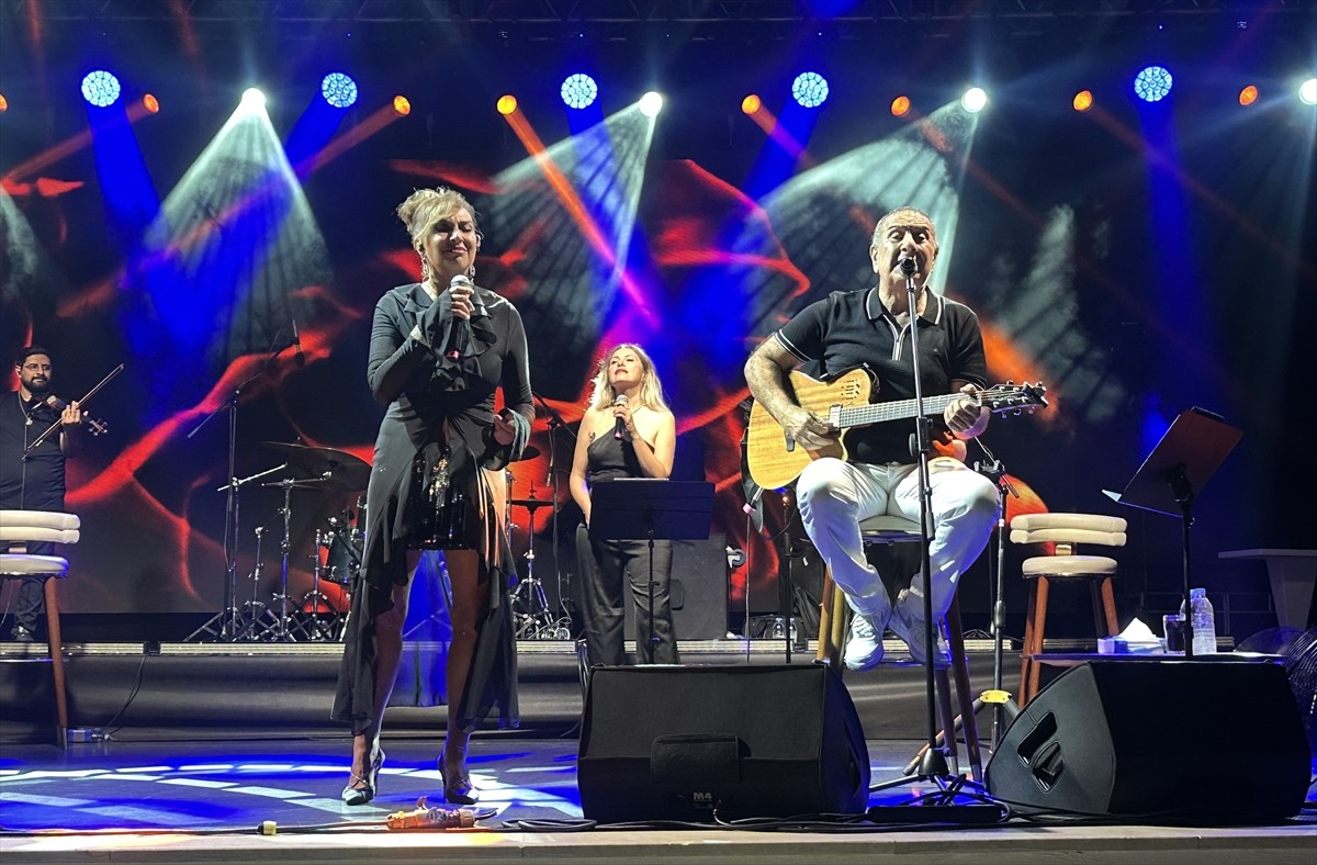 Ünlü müzisyen çift Eda ve Metin Özülkü, Antalya'nın Manavgat ilçesinde bir otelde sahne...