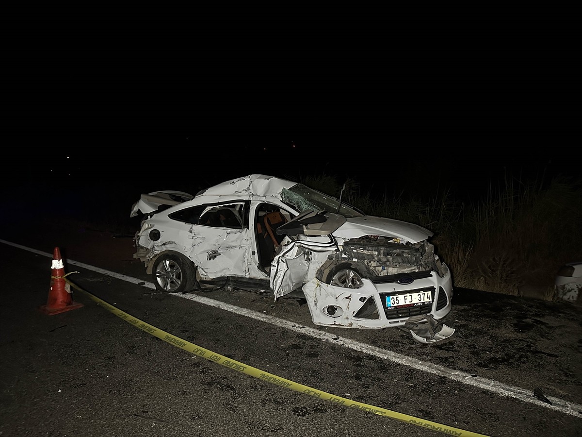 Uşak'ta tırla çarpışan otomobildeki 1 kişi öldü, 1 kişi ağır yaralandı. 