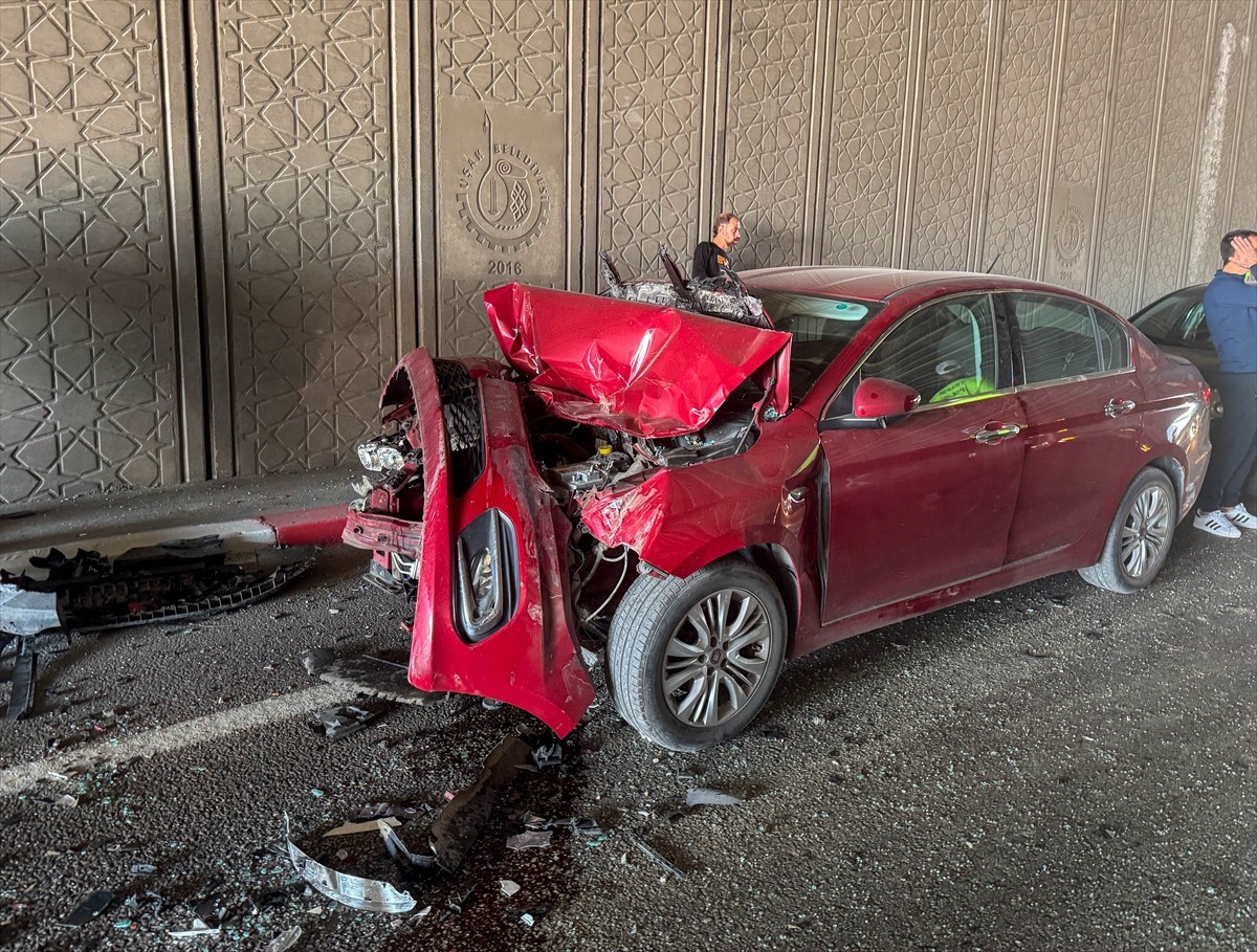 Uşak'ta üç otomobilin çarpışması sonucu yaralanan 3 kişi tedavi altına alındı. Olay yerine sağlık...