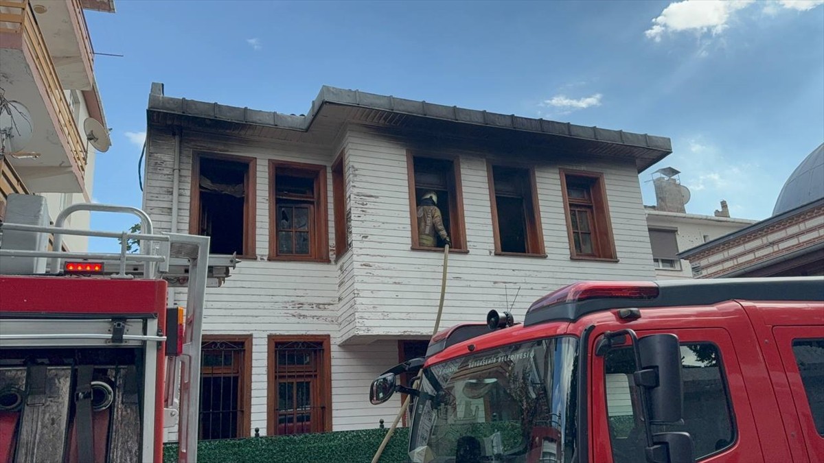 Üsküdar'da ahşap bir yapıda çıkan yangında bazı çocuklar dumandan etkilenip hastaneye...