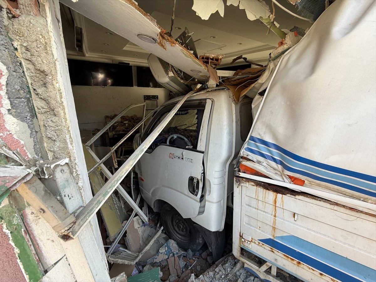 Üsküdar'da yokuş aşağı inen kamyonet iş yerine çarptı.