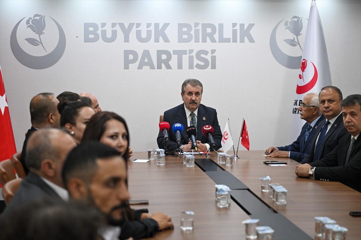 üyük Birlik Partisi (BBP) Genel Başkanı Mustafa Destici (sağda), Anadolu Şehit Aileleri Gazileri...
