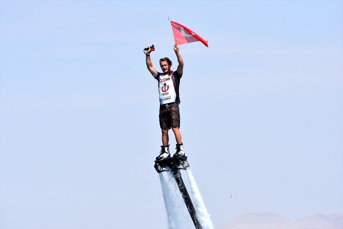 Van'da AK Parti İl Gençlik Kolları tarafından "AK Gençlik Van GölFest" etkinliği düzenlendi....