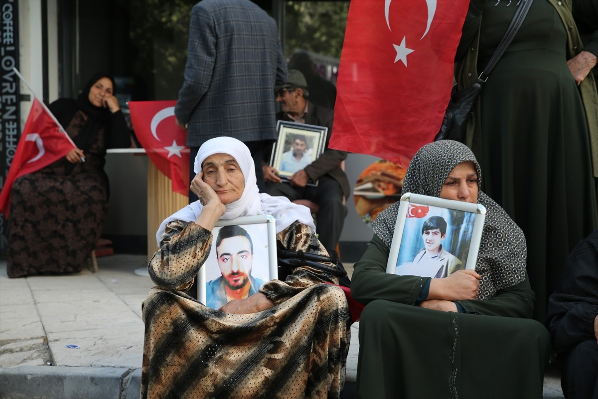 Van'da çocukları dağa kaçırılan aileler, DEM Parti İl Başkanlığı önündeki eylemlerine bu hafta da...