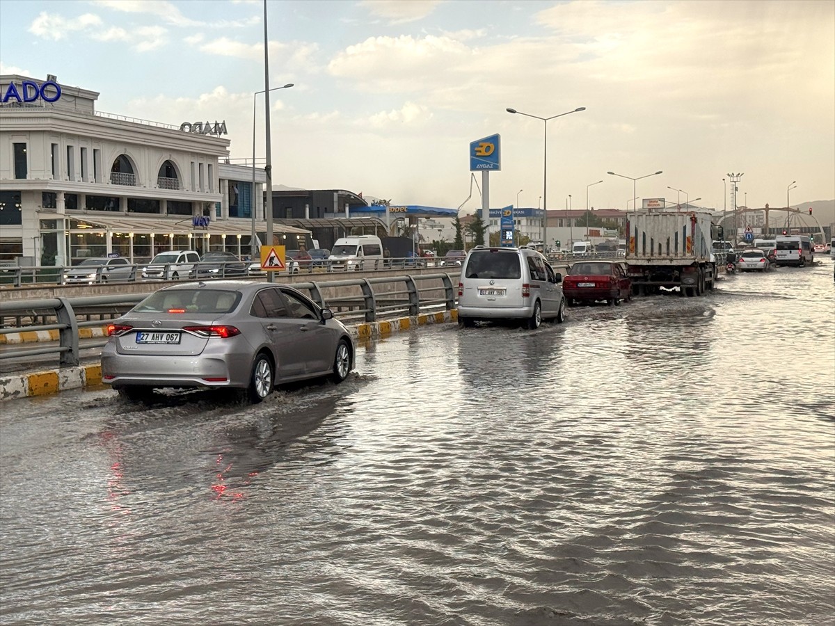 Van'da etkili olan sağanak nedeniyle bazı cadde ve sokaklarda su birikintileri oluştu, sürücüler...