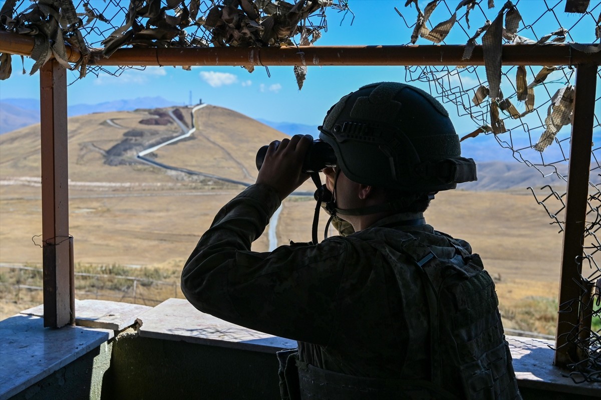 Van'da yasa dışı geçişlerin engellenmesi amacıyla İran sınırına örülen güvenlik duvarının 204...