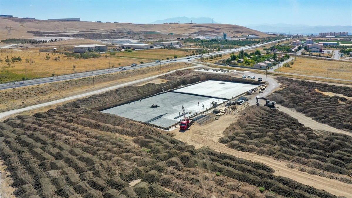 Van Büyükşehir Belediyesi tarafından Van-Erciş kara yolunda yapımına başlanan şehirler arası...