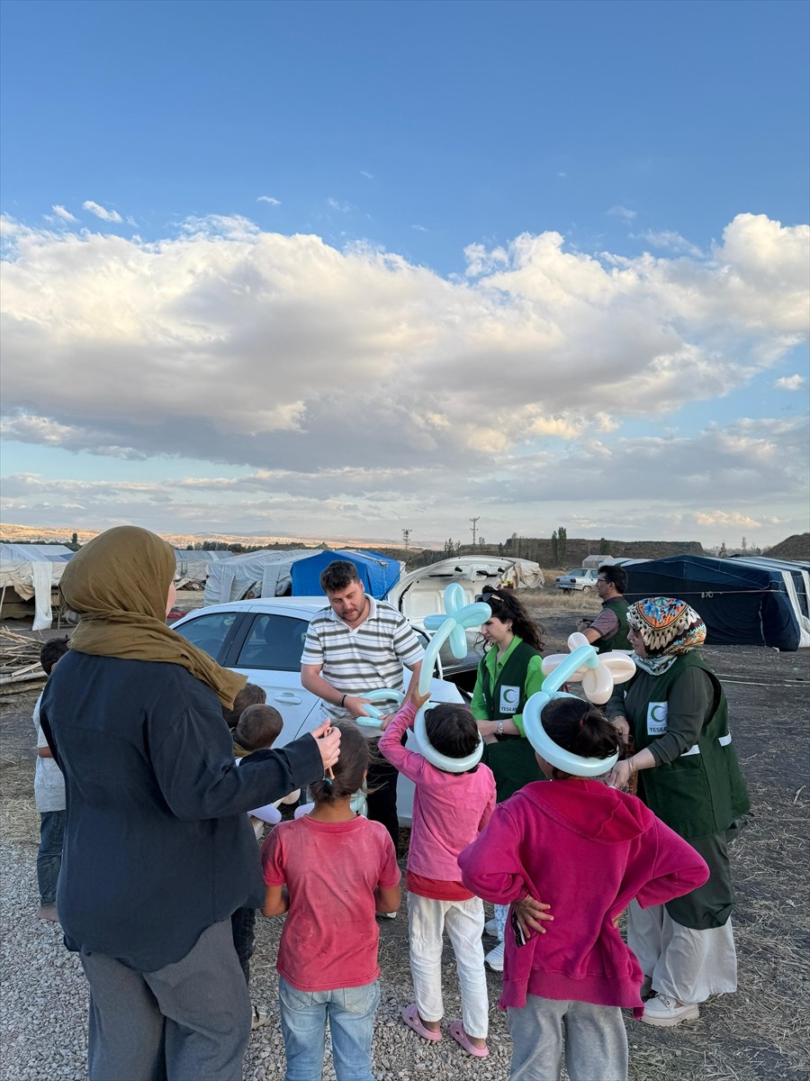 Yeşilay Çorum Şubesi, Mevlit Kandili dolayısıyla kentteki mevsimlik tarım işçilerini ziyaret etti....