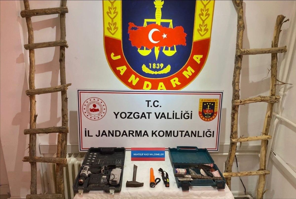 Yozgat'ın Şefaatli ilçesinde izinsiz kazı yapan 4 zanlı gözaltına alındı. Alanda yapılan...