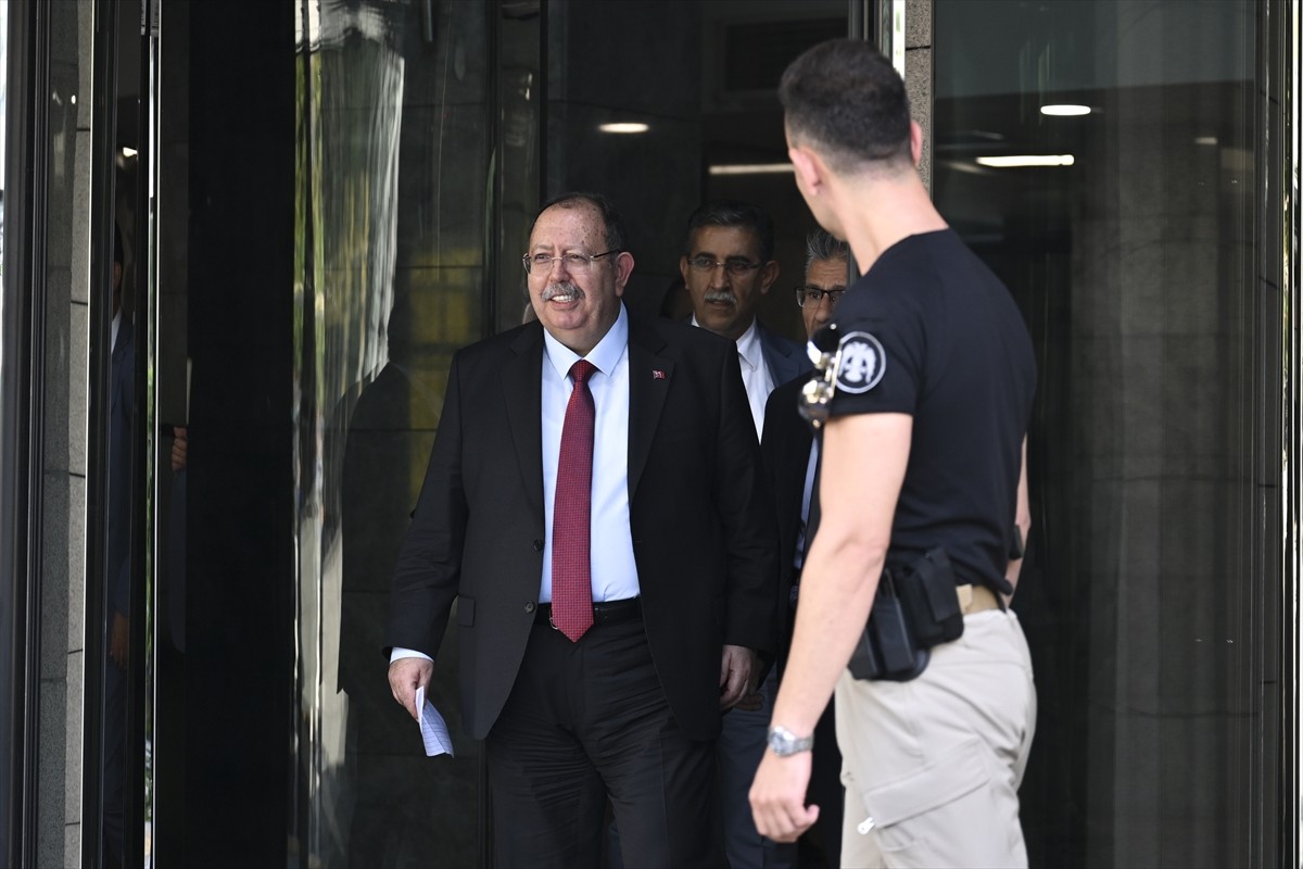 YSK Başkanı Ahmet Yener (solda), CHP'nin İstanbul'da 5 ilçedeki kongrelerinin durdurulması...