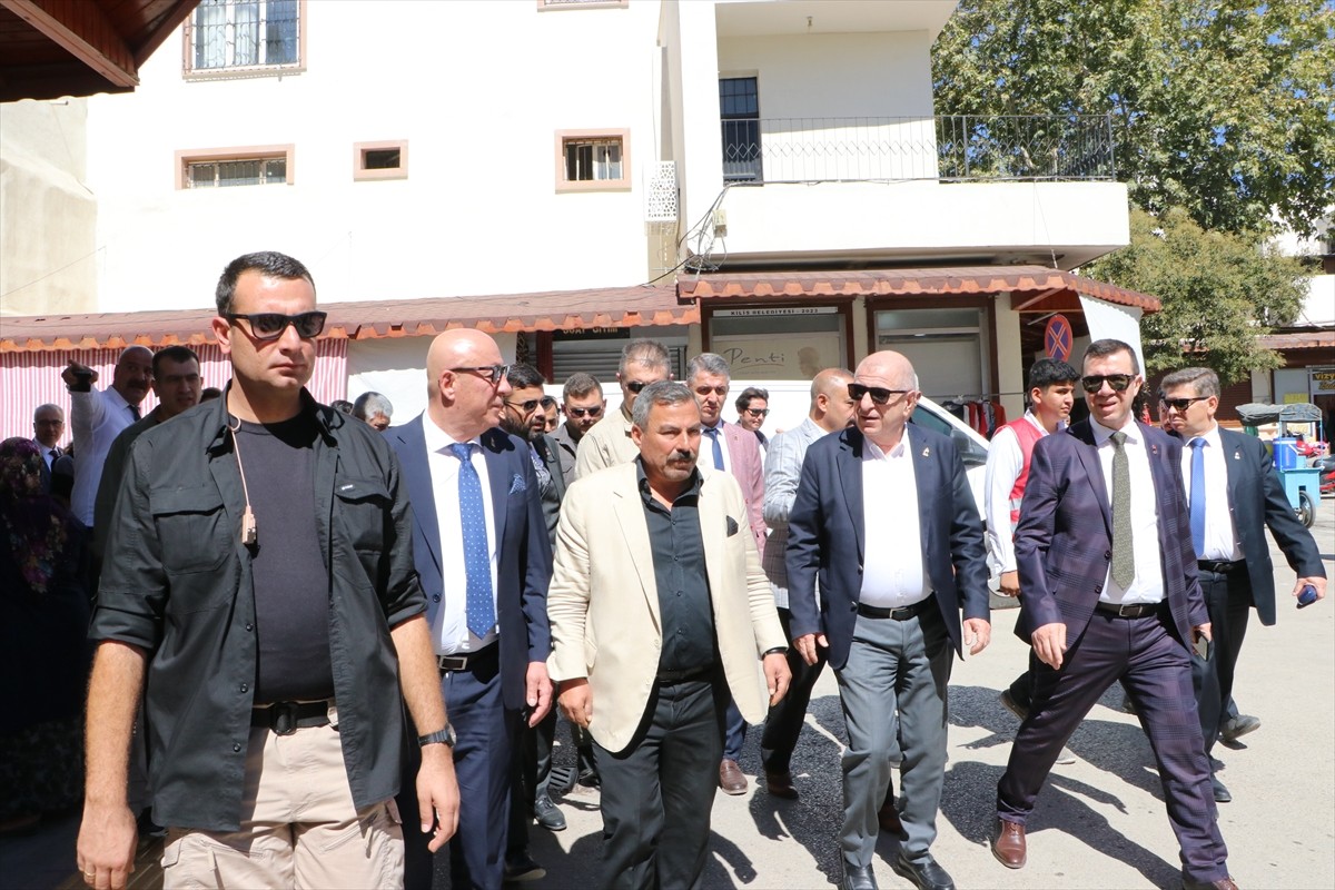 Zafer Partisi Genel Başkanı Ümit Özdağ (sağ 4), Kilis'te çeşitli ziyaretler gerçekleştirdi. Özdağ...