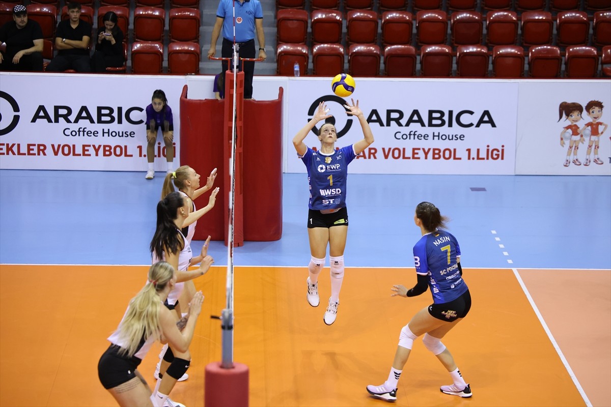 Zeren Spor Kulübünün ev sahipliğinde Ankara'da devam eden 2025 Ahmet Göksu Özel Voleybol Kadınlar...