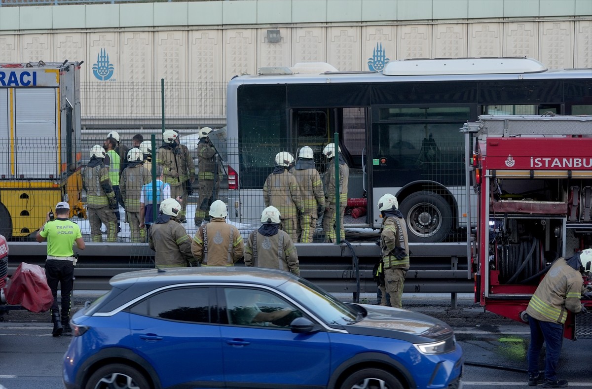 Zeytinburnu'nda metrobüsün motor kısmında çıkan yangın söndürüldü.Bayrampaşa-Maltepe metrobüs...