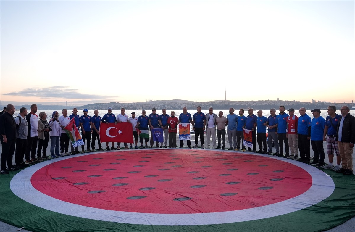  Zeytinburnu Yüzme Spor Kulübü açık su yüzücüleri, Gazze'ye doğru yola çıkan Küresel Sumud...