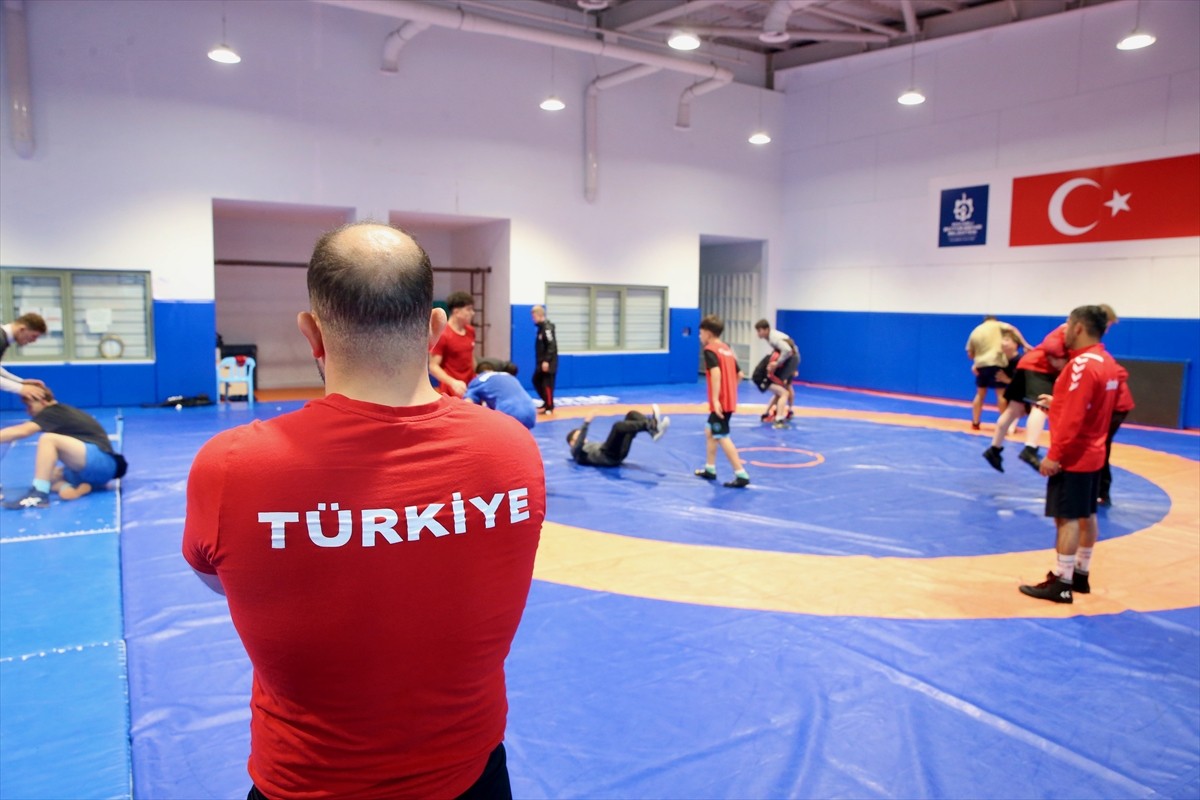 15 Yaş Altı Serbest Stil Güreş Güreş Milli Takımı, Romanya'da düzenlenecek Balkan Şampiyonası'ndan...