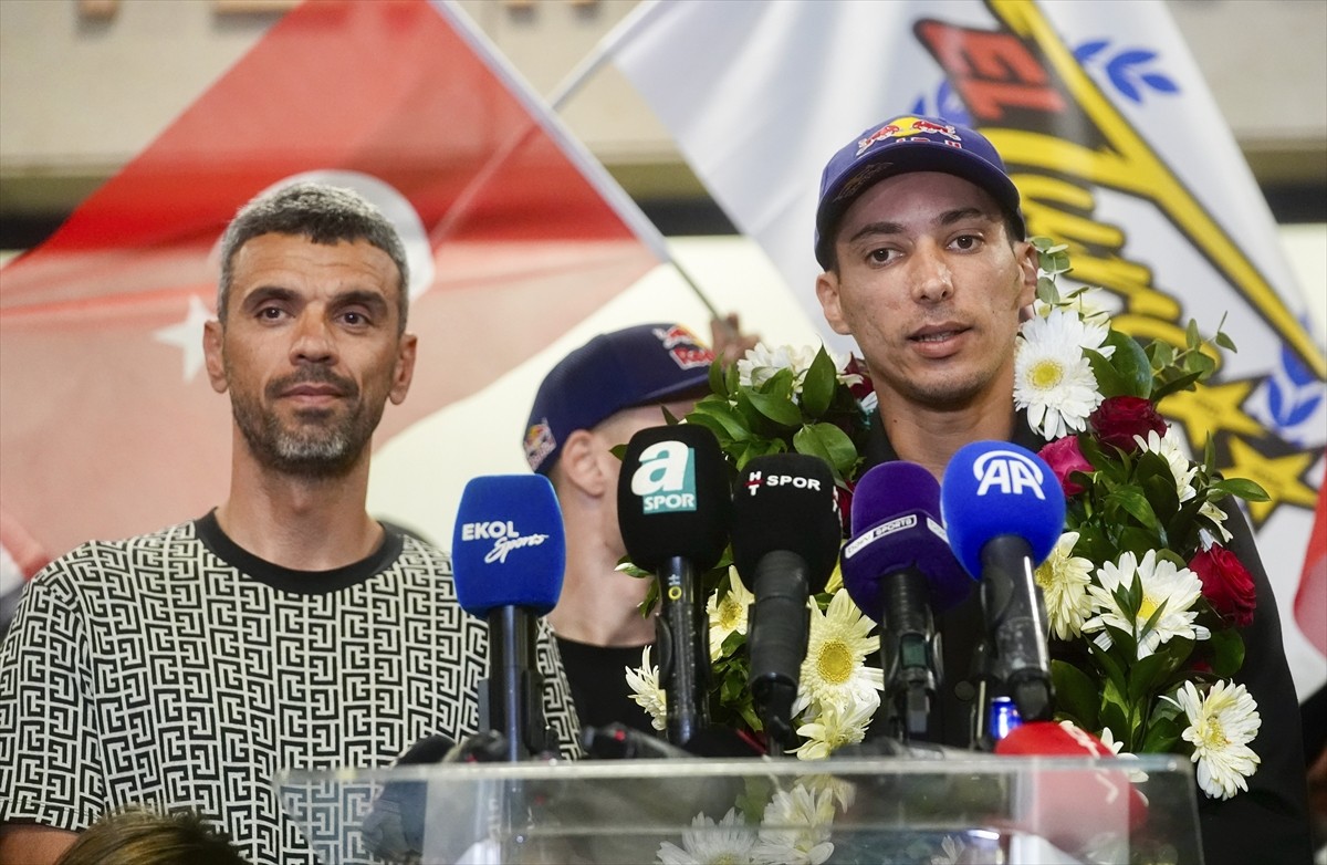 2025 Dünya Superbike şampiyonu Toprak Razgatlıoğlu, Türkiye'ye döndü. 2025 Dünya Superbike...