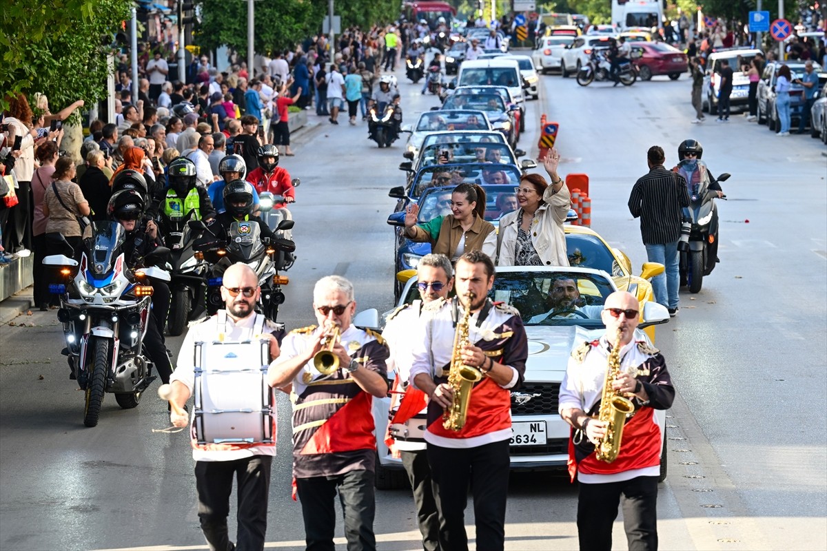 62. Uluslararası Antalya Altın Portakal Film Festivali, geleneksel kortej geçişiyle başladı....