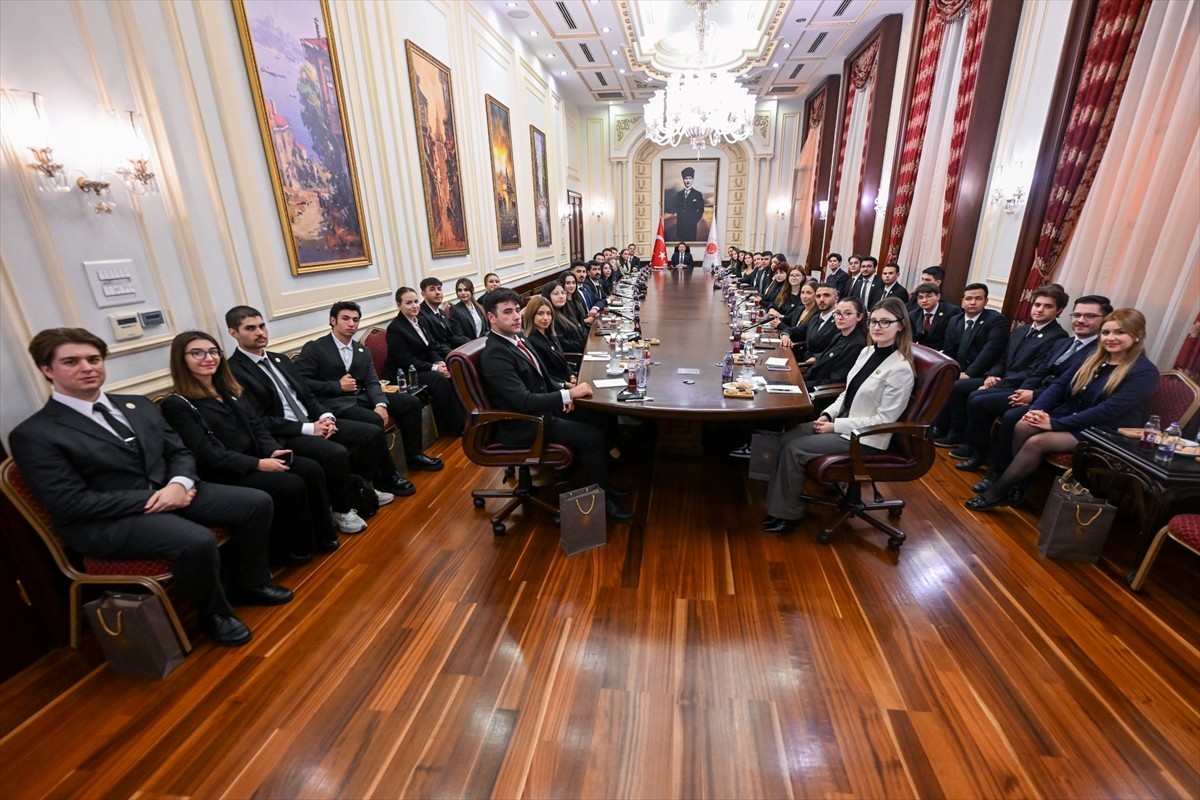 Adalet Bakanı Yılmaz Tunç, İzmir Ekonomi Üniversitesinin Siyaset Platformu Kulübü öğrencileriyle...