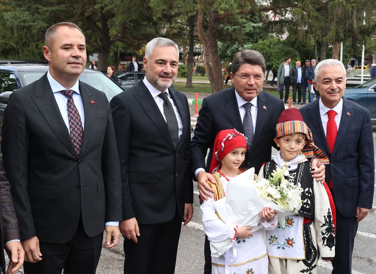 Adalet Bakanı Yılmaz Tunç, Kırklareli'nde Valiliği ziyaret etti. Tunç'u, Kırklareli Valisi Uğur...
