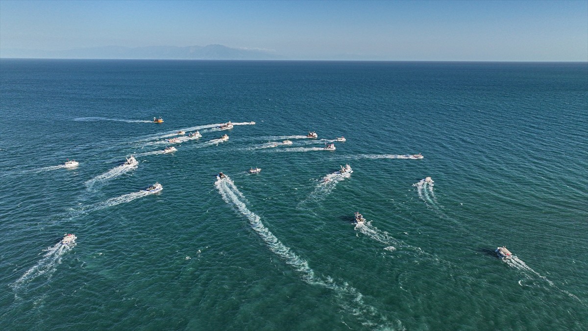 Adana'da Küresel Sumud Filosu'na destek olmak ve İsrail'in Gazze'ye saldırılarını protesto etmek...