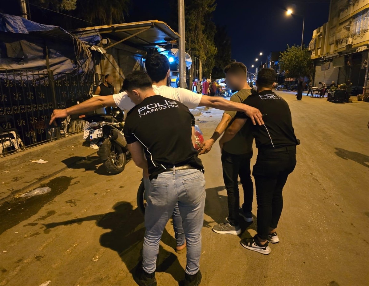 Adana'da narkotik ekiplerince gerçekleştirilen denetimlerde, üzerlerinden uyuşturucu çıkan 9...