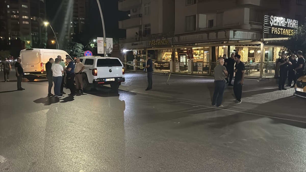 Adana'da pastaneye pimi çekilmemiş el bombası atıp kaçan şüpheli yakalandı. Polis ekipleri bölgede...
