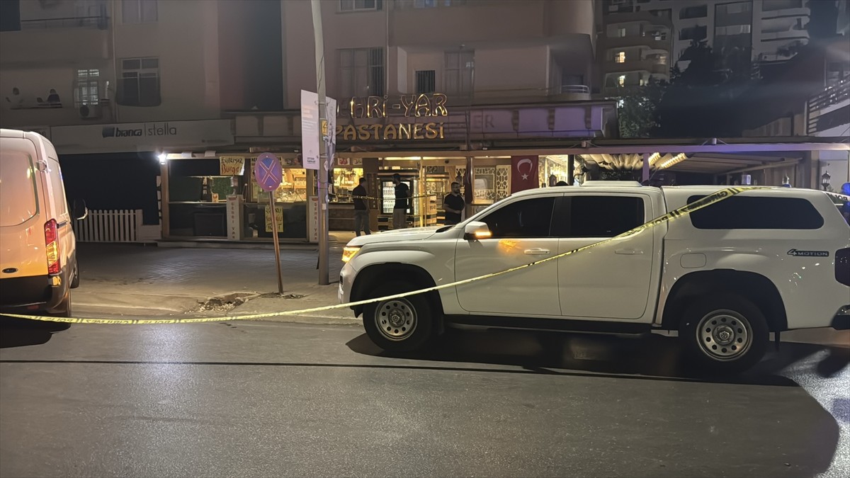 Adana'da pastaneye pimi çekilmemiş el bombası atıp kaçan şüpheli yakalandı. Polis ekipleri bölgede...