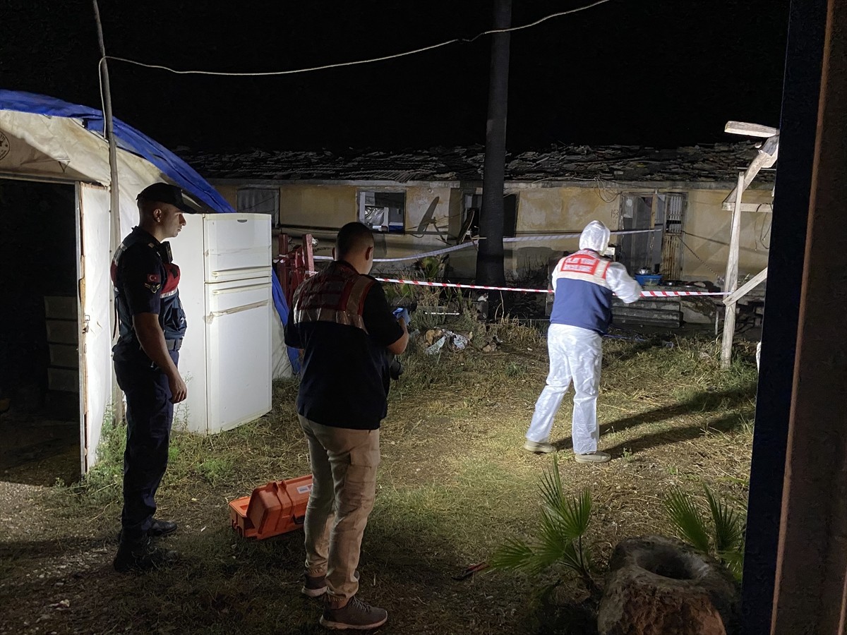 Adana'nın Ceyhan ilçesinde annesini çalıştığı iş yerinde silahla yaralayıp iş arkadaşını öldüren...