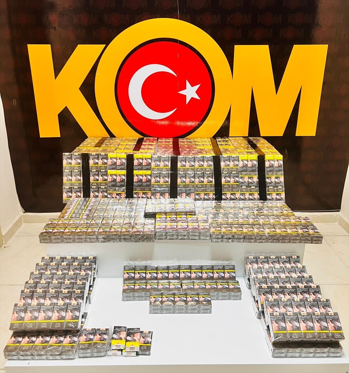 Adana'nın Ceyhan ilçesinde polis ekiplerince düzenlenen kaçakçılık operasyonunda 18 şüpheli...