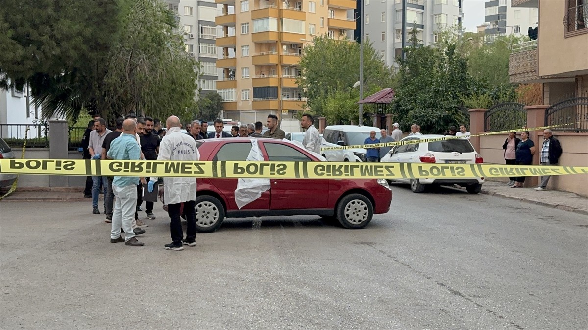 Adana'nın Çukurova ilçesinde bir kişi otomobilde ölü bulundu.
