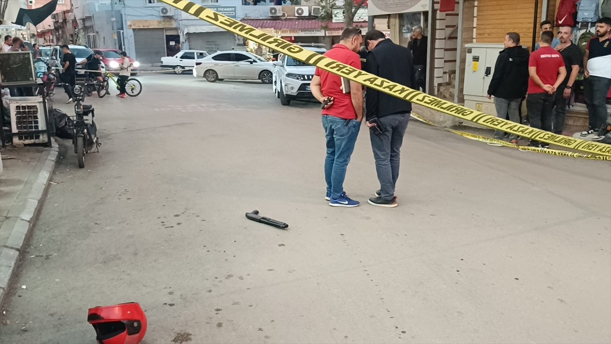  Adana'nın Kozan ilçesinde iş yerine düzenlenen silahlı saldırıda 1 kişi yaralandı.