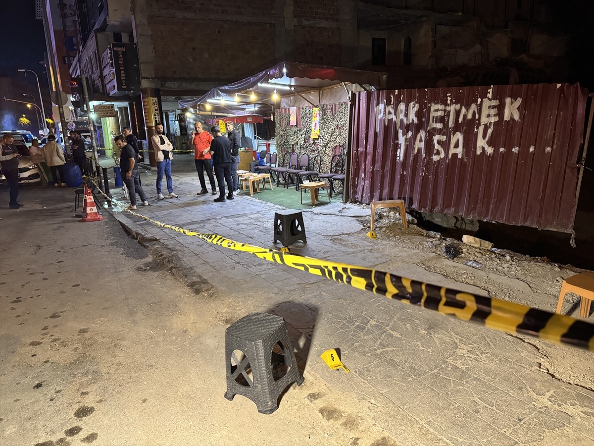 Adana'nın merkez Seyhan ilçesinde bir çay ocağına silahla ateş eden şüpheli, polis ekiplerince...