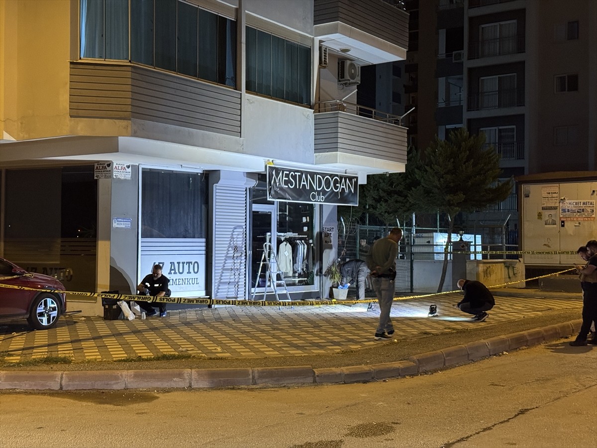 Adana'nın merkez Seyhan ilçesinde bir iş yerine el yapımı patlayıcı atıldı.