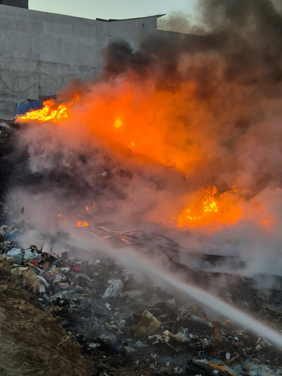 Adana'nın merkez Yüreğir ilçesinde çöplük alanda çıkan yangın söndürüldü.
