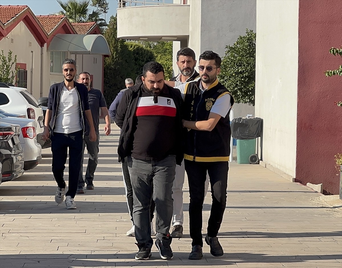 Adana'nın merkez Yüreğir ilçesinde sokakta bıçaklanarak ağır yaralanan kişi kaldırıldığı hastanede...