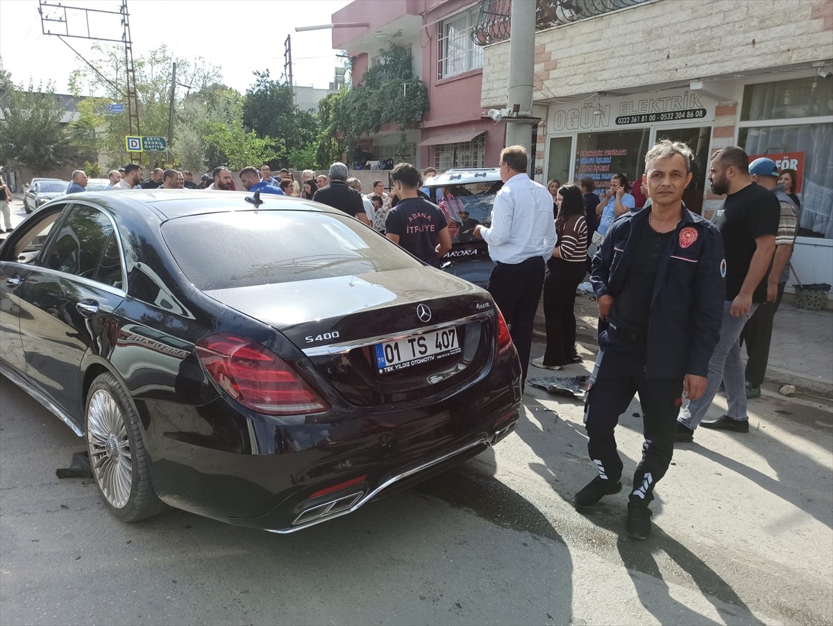 Adana'nın Seyhan ilçesinde, otomobille çarpışan elektrikli golf aracındaki 3 kişi yaralandı.