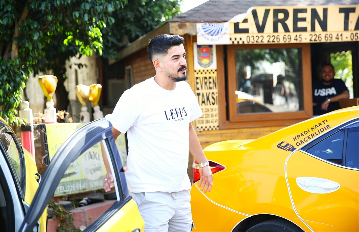 Adana’da hastaneye götürülmek üzere taksiye bindirilen hamile kadın, yolda doğum yaptı. Taksi...