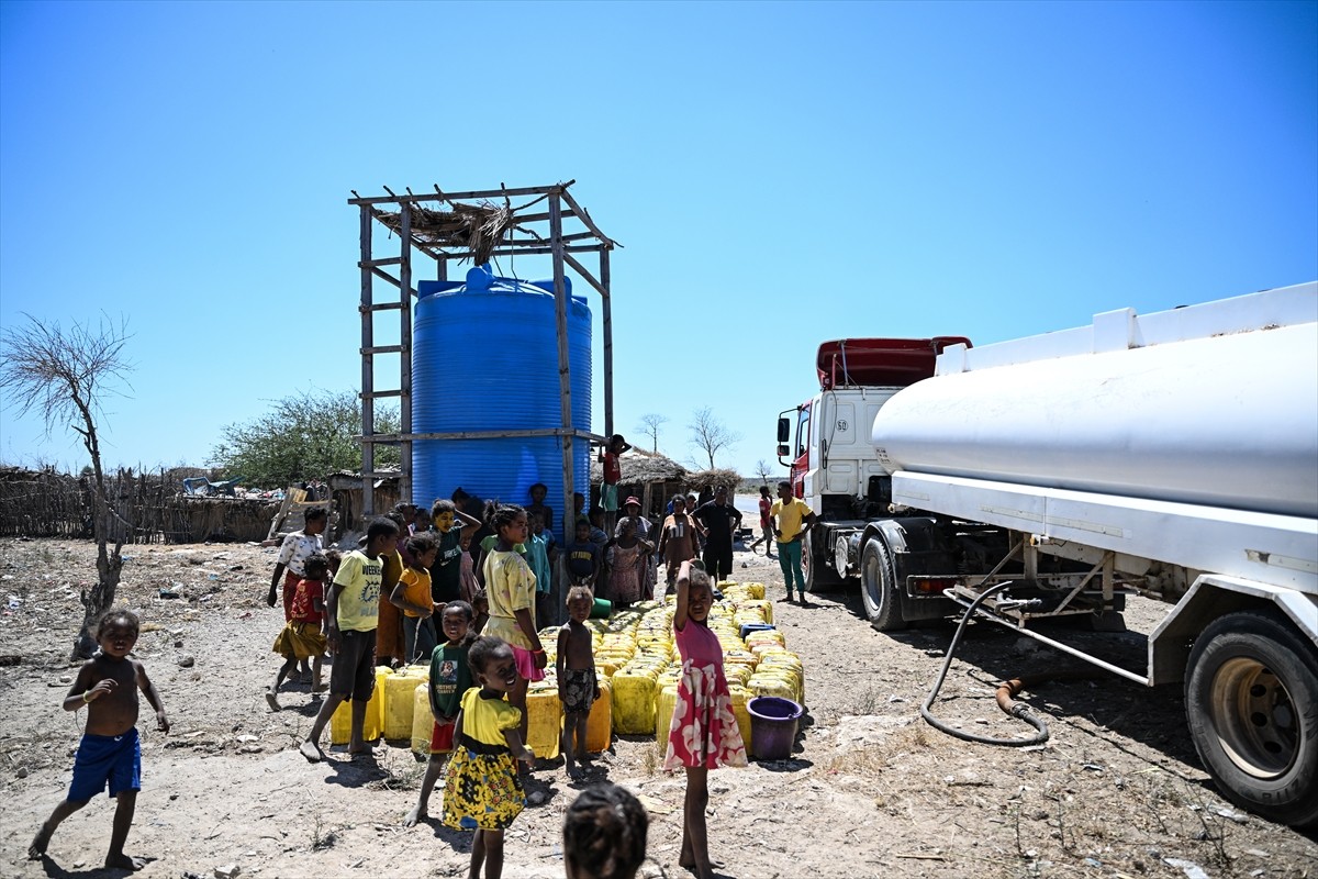 Adana merkezli Gönüllü Vesileler Yardımlaşma ve Dayanışma Derneği, Hint Okyanusu'ndaki ada ülkesi...