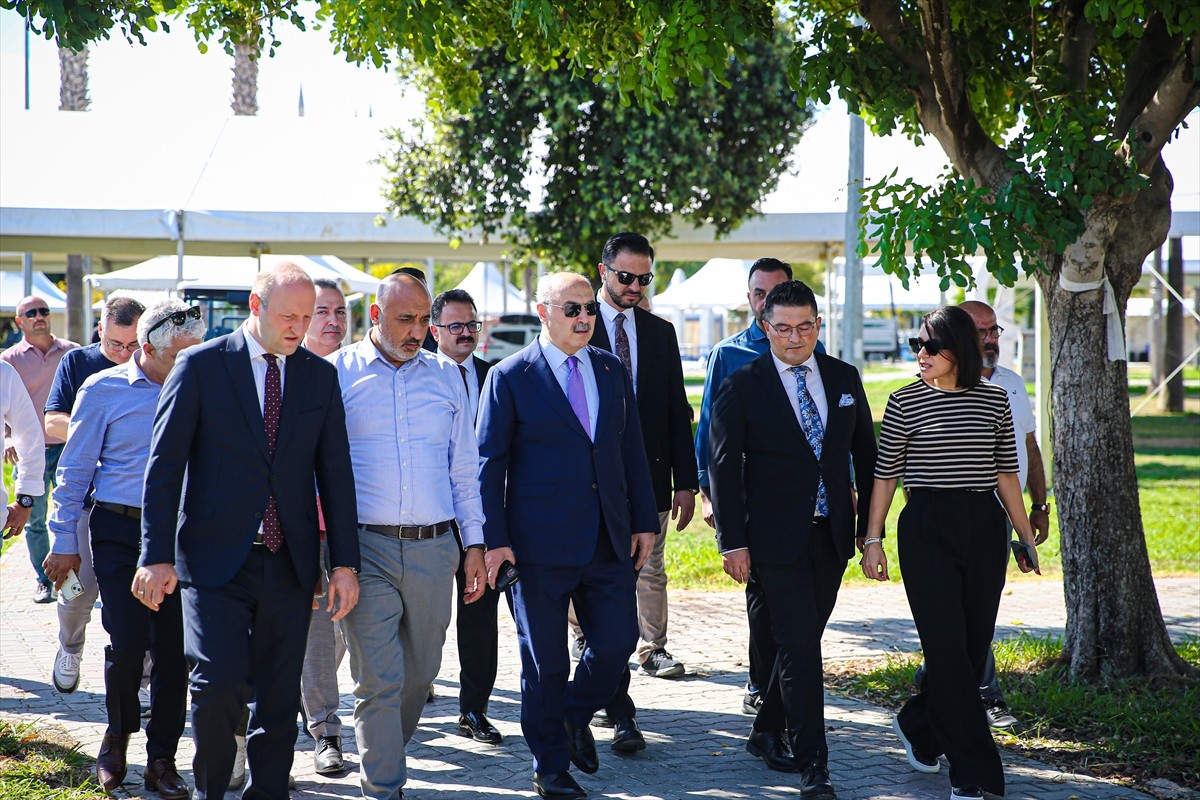 Adana Valisi Yavuz Selim Köşger, 9. Uluslararası Adana Lezzet Festivali'nin düzenleneceği alanda...