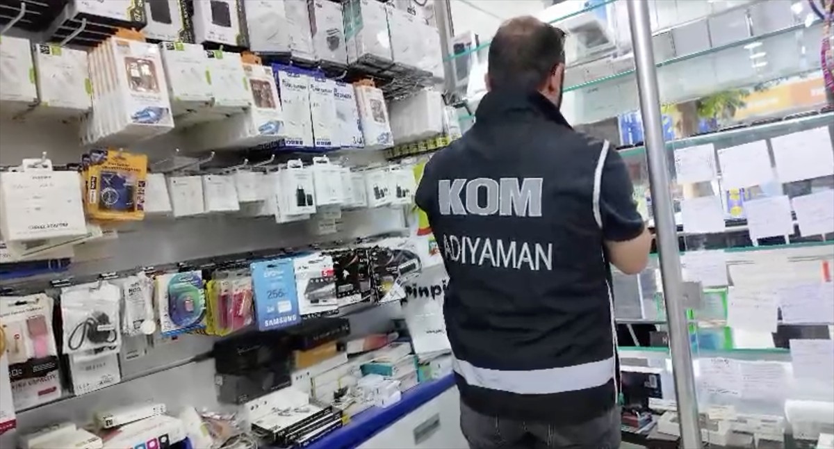 Adıyaman'da düzenlenen kaçakçılık operasyonunda 5 şüpheli gözaltına alındı.  Belirlenen ev ve iş...