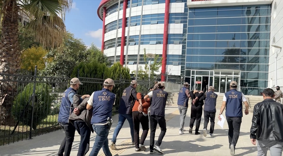 Adıyaman'da terör örgütü DEAŞ'a yönelik operasyonda gözaltına alınan 7 zanlıdan 5'i...