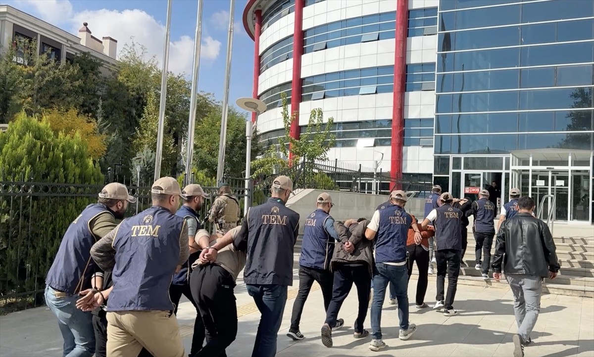 Adıyaman'da terör örgütü DEAŞ'a yönelik operasyonda gözaltına alınan 7 zanlıdan 5'i...