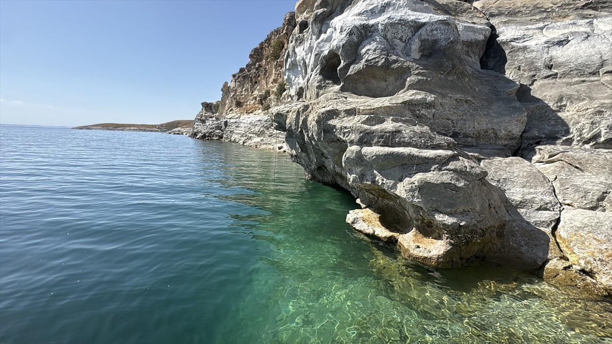  Adıyaman'ın Kahta ilçesinde Atatürk Barajı kıyısında balıkçılar tarafından tesadüfen keşfedilen...