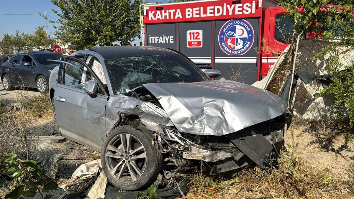 Adıyaman'ın Samsat ilçesinde yaralıları taşıyan ambulans ile otomobilin çarpışması sonucu 3'ü...