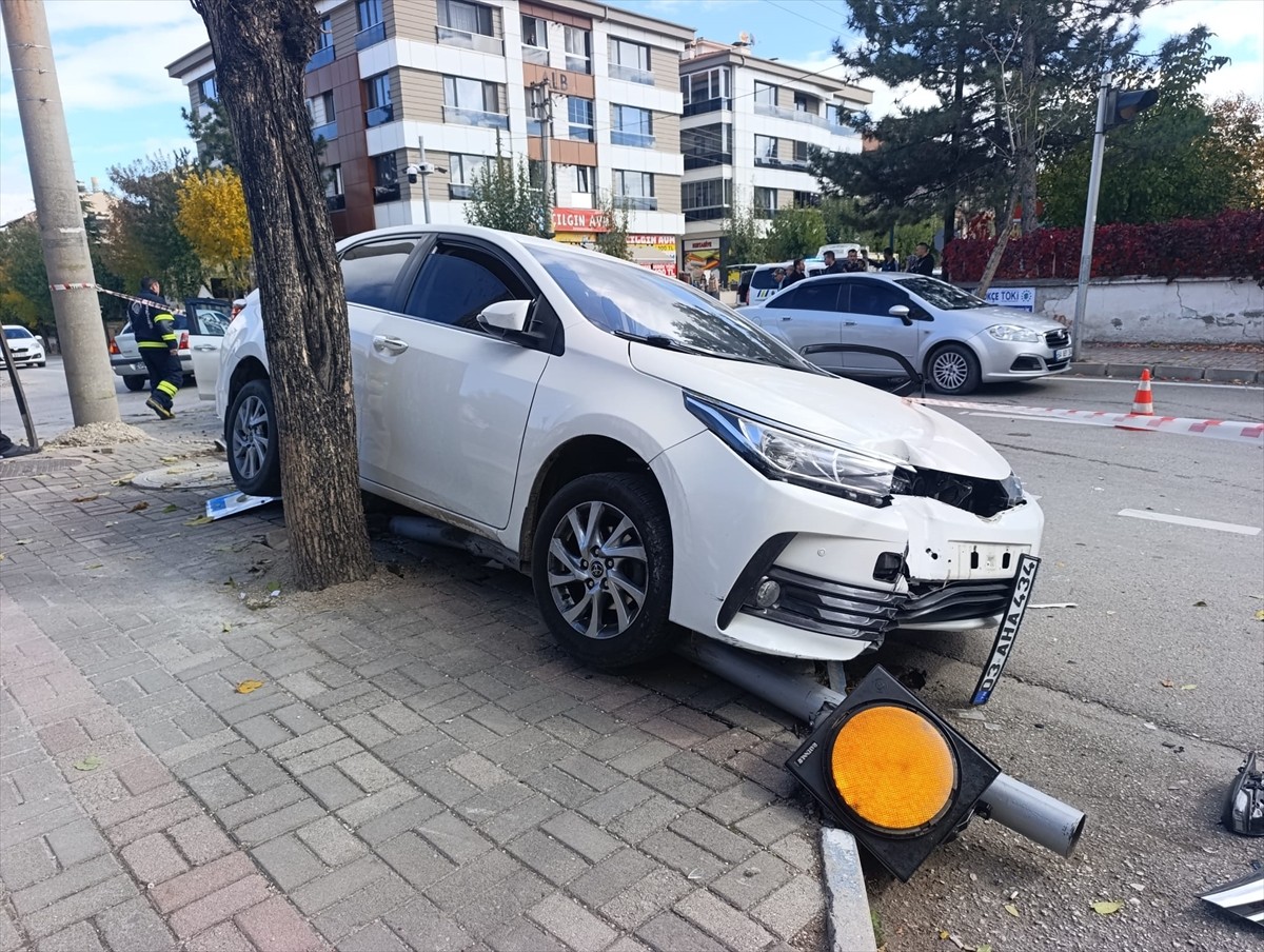 Afyonkarahisar'da iki otomobilin çarpışması sonucu 7 kişi yaralandı.
