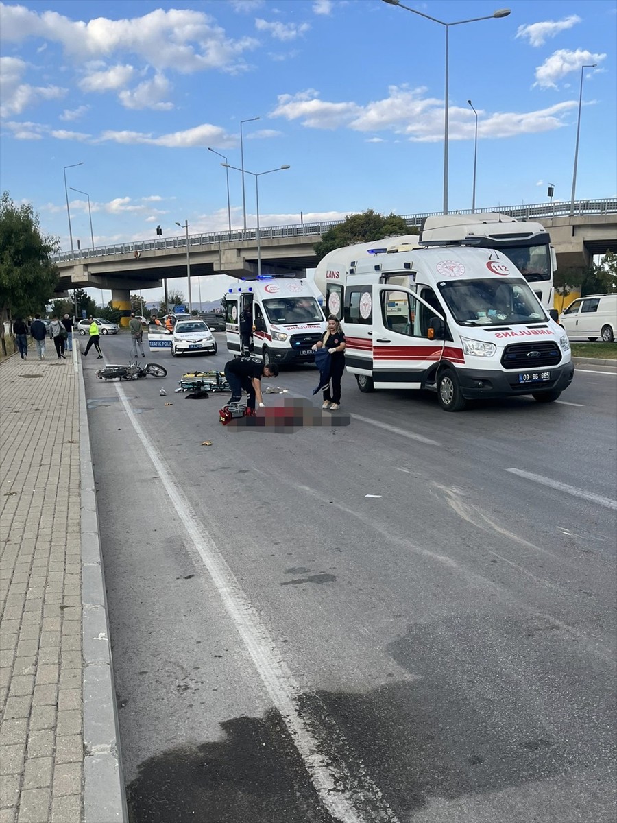 Afyonkarahisar'da tırın motosiklete çarpması sonucu 2 kişi yaşamını yitirdi.