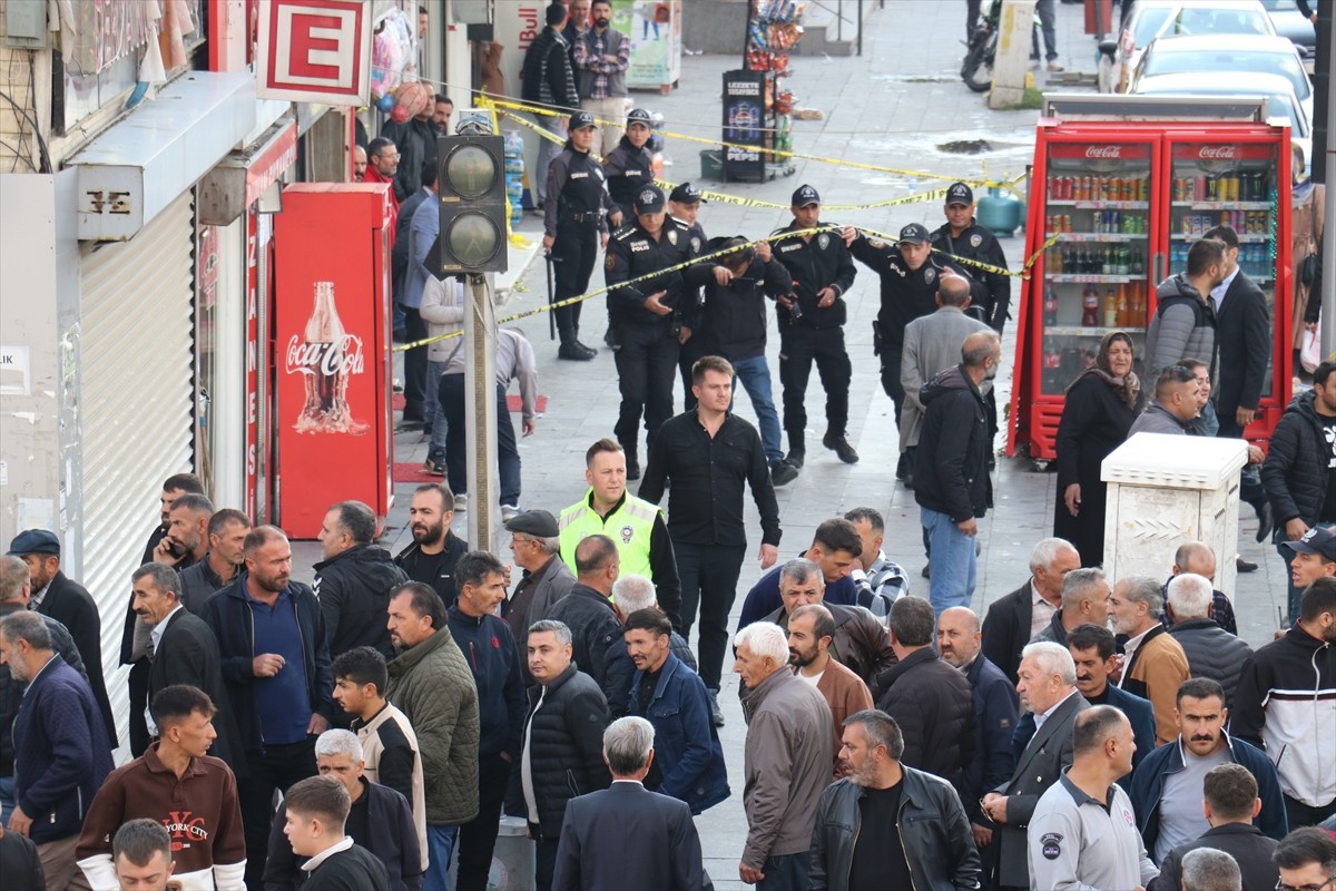 Ağrı'da aralarında husumet bulunan iki grup arasında çıkan silahlı ve bıçaklı kavgada biri ağır 4...