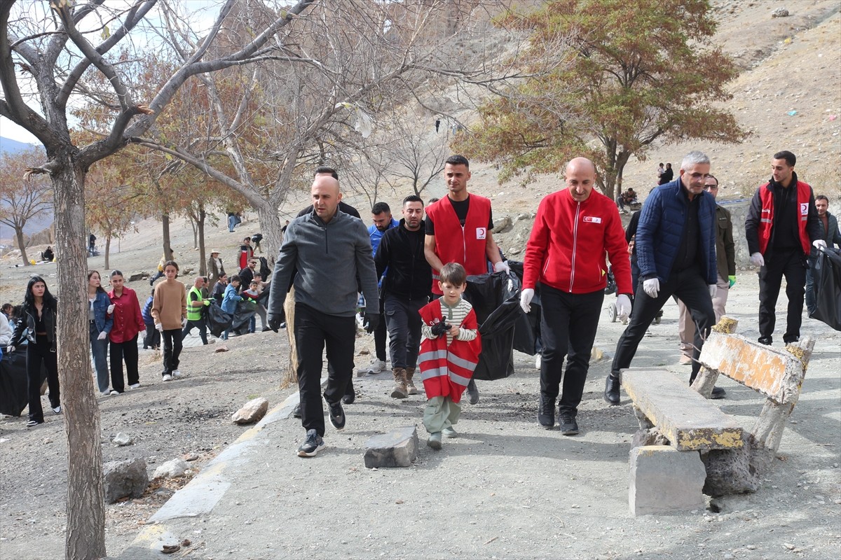 Ağrı'nın Doğubayazıt ilçesinde bulunan İshak Paşa Sarayı çevresinde farkındalık temizliği...